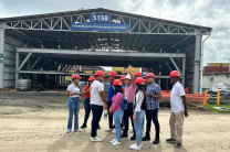 Estudiantes en las afueras de la División Industrial de la ACP.