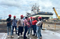 Estudiantes recorriendo las afueras de la División Industrial de la ACP.