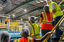 Linea de producción de embotellado de agua.