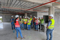 Durante el recorrido, el Ingeniero Héctor Núñez y la Licenciada Dolores González, representantes de la empresa Vicsons Construcción, compartieron sus experiencias técnicas y operativas sobre la ejecución del proyecto.