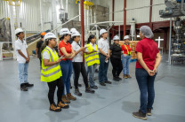  Los participantes realizaron un recorrido por las instalaciones de la empresa, guiado por la Lic. Irvanys Sánchez, quien presentó las principales operaciones logísticas y comerciales que forman parte de la cadena de suministro de la organización, incluyendo la selección de proveedores, la recepción de mercancías, los procesos de empaquetado y las prácticas de almacenamiento.