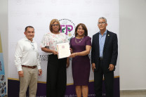 Rectora encargada en compañía de autoridades del CRC entregan certificados de acreditación administrativa. 