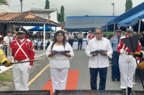 Gobernador, Ing. Irving González, inicia el acto de incineración de banderas.