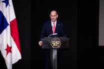 El ministro del MEF , S. E. Felipe E. Chapman.
