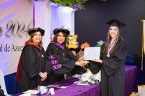 La Dra. Ángela Laguna, Rectora de la UTP, juramentó y le entregó sus diplomas a 88 graduandos.
