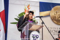 Los graduandos fueron juramentados por la Dra. Ángela Laguna, Rectora de la UTP.