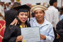 Estudiantes celebran con sus familiares.