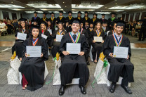 Los graduandos portaron con orgullo sus diplomas. Los graduandos portaron con orgullo sus diplomas.