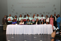 Colaboradores de la UTP reciben certificados de graduación.