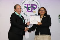 Entrega de certificado por parte de la Dra. Érida Morales de Balbuena, directora nacional de Jóvenes y Adultos del Ministerio de Educación.