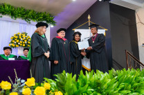 Mgtr. Sonia Sevilla, Vicerrectora Académica entrega diplomas a graduandos 