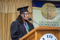 La estudiante del primer lugar del Capítulo de Honor Lilian Sunem Baker agradeció a las autoridades, docentes y compañeros por ser parte de su vida académica.