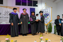 Dra. Angela Laguna rectora de la UTP, entrega Diplomas a los estudiantes 