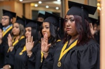 Estudiantes graduandos el juramento para cumplir fielmente sus deberes profesionales.