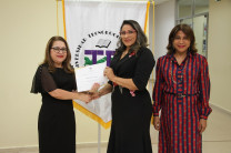 Entrega de certificado por parte de la Dra. Ángela Laguna Rectora Encargada de la UTP.