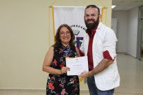 Entrega de certificado por parte de la Dra. Nery Caballero al profesor Salvador Medina, docente del diplomado.