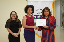 Entrega de certificado por parte de la Dra. Ángela Laguna Rectora Encargada de la UTP.