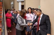Saludo a los estudiantes La rectora de la UTP, Dra. Ángela Laguna C. saluda a los estudiantes graduandos antes de recibir sus diplomas.