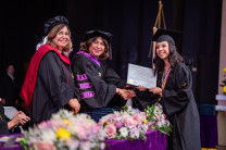 La Rectora Laguna juramentó y entregó los diplomas a los graduandos
