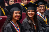 La culminación de una carrera universitaria llena de alegría a los graduandos.