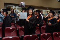 Estudiante de la FCyT, portando su diploma.