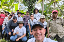 Grupo de estudiantes junto con el Dr. Francisco Arango y el Sr. Asunción Murillo, dueño de la finca.