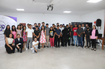 Grupo de estudiantes que realizó la obra de teatro. 