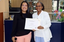 La Mgtr. Bridget Cadogan entrega certificado a la Licda. Nieves Acosta.