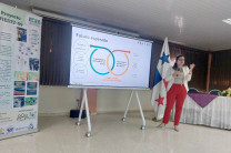 La Dra. Dafni Mora, expositora, profesora e Investigadora principal del proyecto “Sostenibilidad ambiental del campus universitario: Hacia cero emisiones a través de multiestrategias renovables