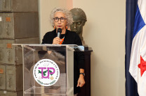 La escritora Consuelo Tomás Fitzgerald fue la ganadora del Premio Nacional de Literatura Infantil.