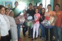 Estudiantes entregan canastas con víveres al Hogar Santa Isabel.