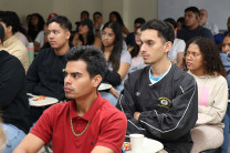 Los estudiantes de  tercer año de Ingeniería Marítima Portuaria de la UTP intercambiaron opiniones con el expositor. 