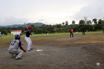 Se jugó softbol en el campo de la Ext. de Howard.