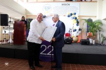 El rector entrega reconocimiento al Dr. Alfredo Arias Grimaldo.