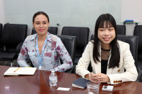 Irene Liang en representación de Huawei, Lcda. Blanca Vega Especialista en Asuntos Públicos y Comunicaciones para Huawei.