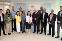 El rector de la UTP, Dr. Omar Aizpurúa, en la foto protocolar junto a directivos de la empresa Huawei y autoridades de la UTP.