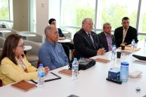 El rector, Dr. Aizpurúa, durante su visita a Huawei.