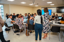 Sesión en el salón de proyecciones del Edificio de Facilidades Estudiantiles.