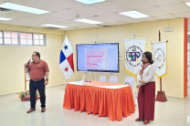 La Dra. Laguna y el Dr. Peralta en la charla previa a cuidadores de exámenes.