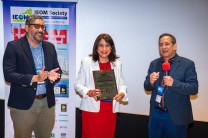 Dra. Ángela Laguna Caicedo recibe reconocimiento. Entrega de Premio al Liderazgo Distinguido en la Educación Superior.