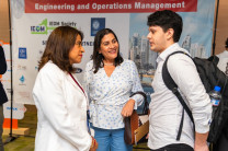 Dra. Ángela Laguna Caicedo, junto a estudiante. Dra. Ángela Laguna Caicedo, junto a estudiante.