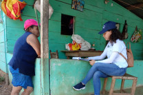 Sugey Angulo, estudiante tesista del proyecto le realiza una encuesta a una residente de El Macano – Chibrical, durante una gira de trabajo a esa comunidad.