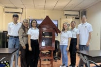 "Little free library", confeccionado por los estudiantes María Marín, Eliecer Robles, Mariangel García, Hector Fuentes y Madeline Vergara.