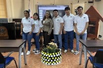 "Masetero con botellas de vidrio", hecho por los estudiantes Francy Rodríguez, María Vásquez, Dylan Díaz, Carlos García y Emely Villar.