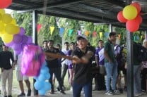 Culminado el acto, se hizo la repartición del dulce conmemorativo y se rompió la piñata. Créditos: Julieth Reyes.