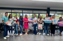 Paralelo a los actos protocolares, los diferentes estamentos de la comunidad universitaria realizaron entrega de canastillas a diferentes instituciones.