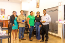 Durante la velada, se hicieron entrega de regalos a los homenajeados.