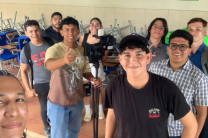 Equipo del XII CIIM con estudiantes del SEMARDI.