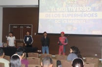 Los estudiantes presentaron el panel-taller "El Multiverso de los Superhéroes: DC vs Marvel".