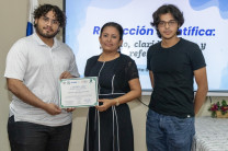 Recibió un certificado de reconocimiento en manos de los estudiantes enlace organizadores Jean Gómez y Cristian Jesús Pinzón.